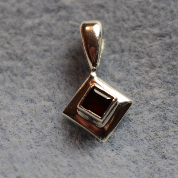 Garnet and silver pendant - Picture 4 of 11